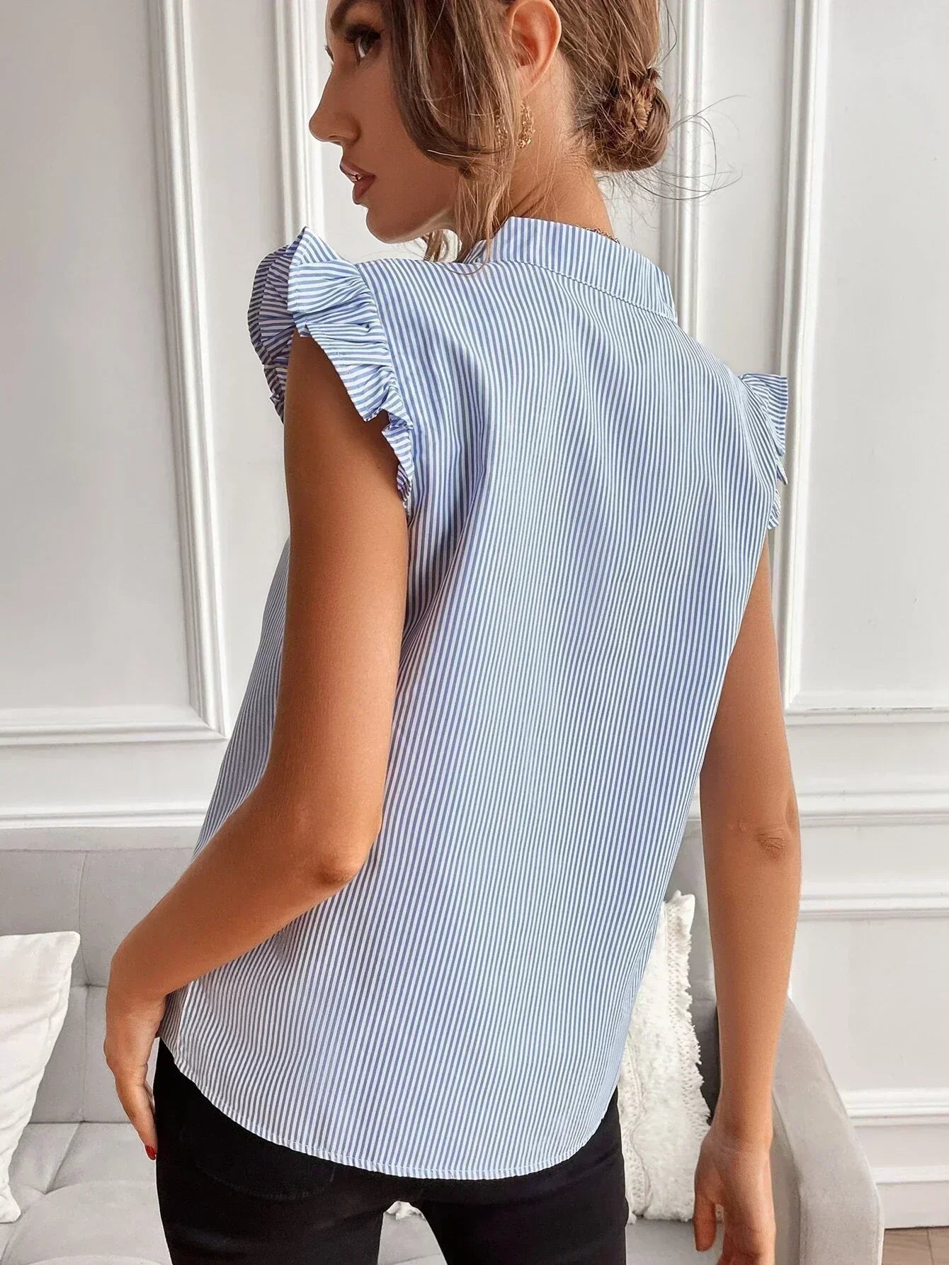 Arlene | Striped blouse with ruffles and wing-shaped sleeves