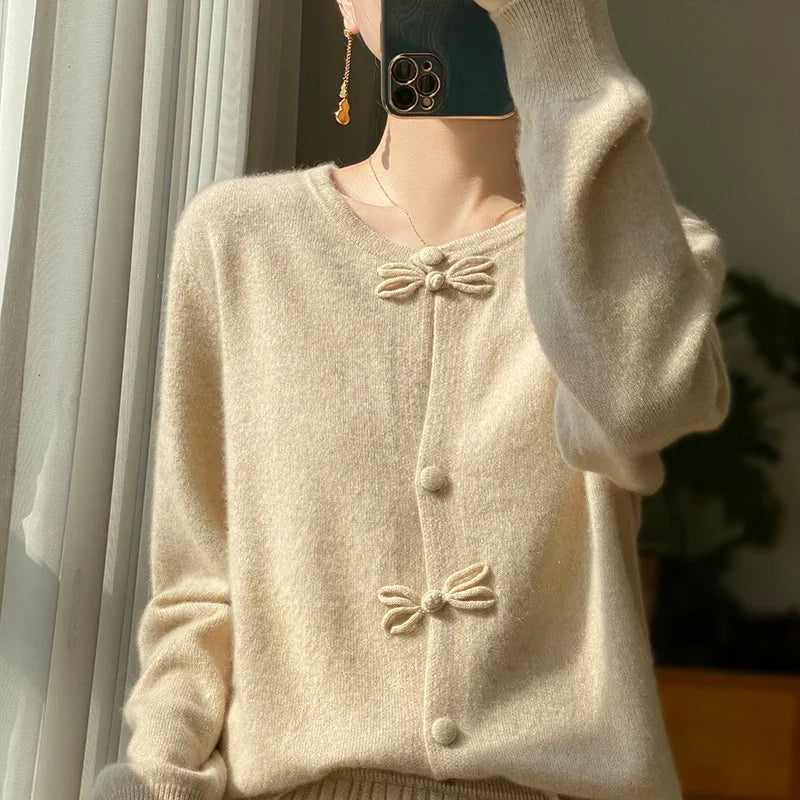 Beatrice | Cardigan with a Cashmere Bow