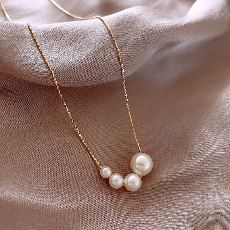 Golden necklace with freshwater pearls